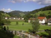 Blick nach Osten auf Friedhof und Kirche St.Jakobus Eschbach Anfang August 2005