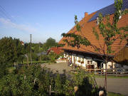 Blick nach Westen zu Kronenhof (links die Ohmenkapoelle) am 10.8.2005 um 7 Uhr