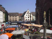 Blick nach Norden über den Münsterplatz mit Markt am 24.9.2005