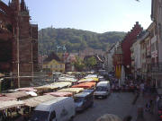 Blick nach Osten �ber den Freiburger M�nstermarkt bis zur Alten Wache und hoch zum Schlo�berg am 24.9.2005