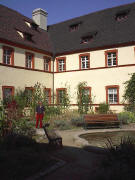 Blick nach Norden im wundersch�nen Innenhof des Adelhausermuseums am 24.9.2005