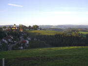 Blick vom Birkenweghof nach S�den zur Ohmenkapelle rechts fr�hmorgens am 10.8.2005