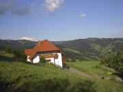 Blick nach Nordosten über Recklemartin-Gästehaus ins obere Eschbachtal bis hin zum Lindenberg