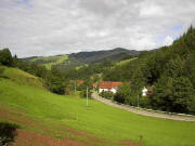 Blick am 8.8.2005 vom Fußhof in Eschbach-Obertal nach Westen - Scherlenzenhof rechts. Recklemartin ganz oben