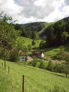 Blick nach S�dosten �ber Schmiedhof, Rufenhof hoch zum Rufenh�usle am 1.8.2005