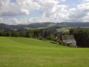 Blick nach Südosten übers Schmiedhäusle, die Steig und Spirzen bis hoch zum Thurner am 1.8.2005