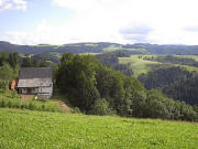 Blick nach Osten zu Schmiedh�usle, �ber den Schweigbrunnen zum Rufenh�usle und hoch zum Thurner am 1.8.2005