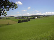 Blick nach Osten zu Schweizerhof, Adamshof und Hättichhof (von links) vom Spraßenabzweig "Auf der Spirzen" am 5.8.2005