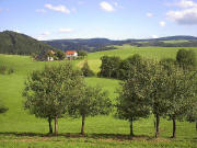 Blick vom Hannissenhof nach Osten über Kussenhof links und Wagensteigtal zum Steighof und weiter zum Thurner