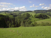 Blick vom Zwerisberg beim Steinh�sule nach Norden �bers Oberibental zu Kapfenmathishof oben rechts am 1.8.2005