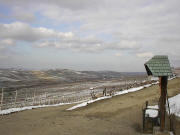 Blick nach Nordosten �ber Pfaffenweiler-Kirche zu Batzenberg und Kaiserstuhl am 18.2.2005