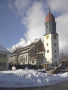 Blick nach Norden zur Kirche in H�chenschwand am 6.2.2005 - vorne Fasnachtsfiguren
