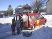 Frau Beha am 4.1.2004 mit frischem Brot von der Hasenm�hle ganz oben am Thurner