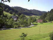 Blick von Kussenmühle nach Süden zu Moosbühlhof links und Löwen rechts im Wagensteigtal
