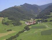 Vom Segelflieger: Blick nach Osten ins Zastlertal - links obern Häusleberg (Wiese 1001 m) und dahinter Roteck (1156 m)