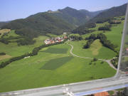 Vom Segelflieger: Blick nach Osten ins Zastlertal Neubaugebiet Winterhalterhof - links obern Häusleberg (Wiese 1001 m) und dahinter Roteck (1156 m)