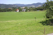 Blick vom Schweizermelchershof nach S�den �ber den Thomashof nach Burg-Birkenhof Mitte Juli 2005