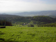 Blick von Tote Mann nach Norden �ber den Skilifthang zur Stollenbacher H�tte und ins Dreisamtal Ende Mai 2005