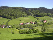 Blick nach Norden zu Polihof, Rauchenhof, s'Kude und Lenzenhof (von rechts) in Prechtal-Fisnacht im Mai 2005