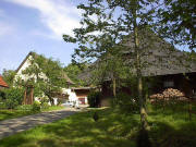 Blick nach S�dosten zum Kappmathishof Ende Mai 2005 - rechts der alte Hof