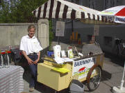 Verena am Eiswagen des Ruhbauernhofs auf dem Littenweiler Bauernmarkt am 30.4.2005