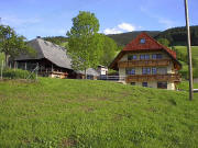 Blick nach Südosten zum Wehrlebauernhof (links) und neuen Ferienhaus (rechts) in Oberried-Vörlinsbach im Mai 2005