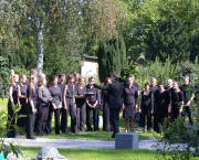 Bächlechor singt im Bergäckerfriedhof