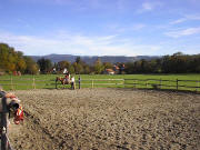 Blick nach Nordwesten �ber den Reitplatz beim Jungbauernhof zum R�ssle