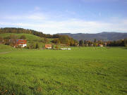 Blick nach Nordwesten zu Jungbauernhopf, Hippotherapieplatz (Mitte), R�ssle (rechts) und Kandel (rechts oben) am 27.10.2005
