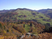 Blick vom Muthinger B�hl bei Fr�hnd-Hof nach Osten �bers Wiesental zu Kynaberg (Mitte), Stutz (rechts)  und Holzer Kreuz hoch zum Schneckenkopf am 30.10.2005