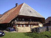 Alter Bauernhof (?) in Fr�hnd-Hof neben Gasthaus Hirtenbrunnen am 30.10.2005