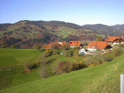 Blick �ber Stutz nach Westen zum Ittenschwander Horn (Windr�der) und Hof (rechts) am 30.10.2005