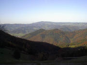 Blick nach Nordwesten am 30.10.2005: Falkensteig links unten, Kandel oben