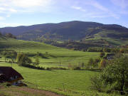 Blick über den Helmlehof (links) nach Süden zu Oberried-Vörlinsbach und Zastlertal (links) am 27.10.2005