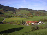 Blick vom Helmlehof im Weilersbach  nach Westen �ber Gasthaus Sch�tzen nach Geroldstal am 27.10.2005