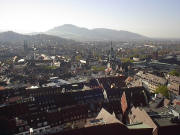 Blick nach S�den zu Martinstor (rechts), Martinskirche und Sch�nberg