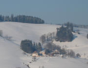 Tele-Blick vom Muckenhof zum Berghof (links) und Rotenhof im Schmittenbach am 13.3.2006