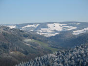 Tele-Blick �bers Wagensteigtal und Haurih�usle zum Zwerisberg und weiter zum Kapfenberg zwischen St.Peter und St.M�rgen am 6.4.2006