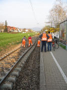 Im Bahnsteig-Bereich liegen die Gleise zu weit links vom Bahnsteig (wegen dem breiten Pflug)