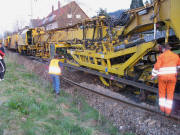 Blick nach Osten in Littenweiler am 18.4.2006: Man meint der Zug schwebt - neue Schiene unten, alte Schiene oben