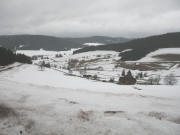 Blick nach Nordwesten �ber den Schachenbauernhof zum Schwabenhof und ins Langenordnachtal am 19.3.2006
