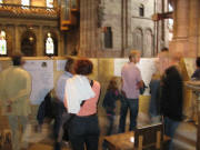 Momentaufnahme am 22.8.2006: Das irritierte gemeine Kirchenvolk vor der Bauwand im M�nster