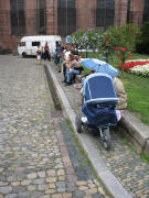 Bächle an der Ostseite des Münsters mit Picknick-Mauer am 25.8.2006