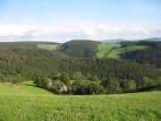 Blick von Brandeck am Kandelberg nach Nordosten über Bayerhäule zu Willmen (links), Heitzmannsberg und Auf der Eck (952 m Mitte) und Heitzmannsberghäusle (rechts) am 23.8.2006 