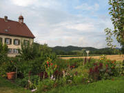 Blick nach Nordosten �ber den Bauerngarten Breitehof am 5.8.2006