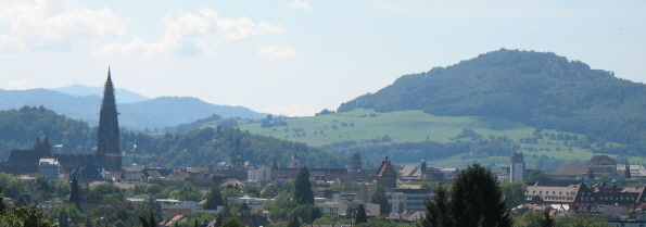 Blick von der Eichhalde in Herdern nach Süden zu Lorettoberg (Mitte) und Schönberg (rechts) am 23.8.2006
