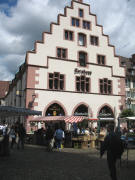 Blick nach Norden �ber St�nde des M�nstermarkts zum Kornhaus am 25.8.2006