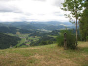 Blick von der Kreuzwegstation westlich Lindenberg nach Osten �ber Ibental und Buchenbac hoch zu Breitnau-Nessellache am 4.8.2006