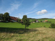 Blick nach Norden zu Neubauernhof und Rohrerhof (links) am 23.8.2006