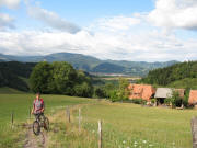 Blick nach S�dwesten �ber den Thomasberghof ins Dreisamtal bis Kirchzarten am 4.8.2006